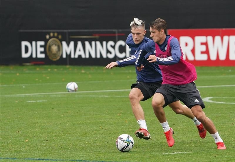 Warum der DFB-Auswahl in Hamburg ein Zauber „inne wohnt“ Deutschlands Nico Schlotterbeck und Florian Neuhaus (rechts) im Training in Aktion. Foto: Marcus Brandt/dpa