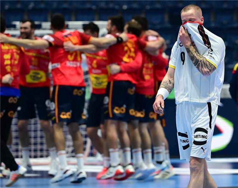 Deutschlands Patrick Zieker zeigt sich enttäuscht, während das spanische Team im Hintergrund jubelt. Foto: Marijan Murat/dpa