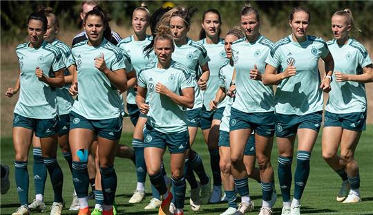 Deutschlands Sara Doorsoun (l-r), Lena Sophie Oberdorf, Giulia Gwinn, Linda Dallmann, Kathrin Hendrich, Sara Däbritz, Svenja Huth, Alexandra Popp, Sydney Lohmann und Lea Schüller rennen. Foto: Sebastian Gollnow/dpa