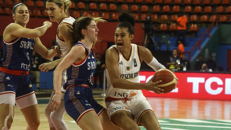 Nach Coup gegen Serbien: Basketballerinnen gegen Australien Deutschlands Satou Sabally (r)zieht zum gegnerischen Korb.