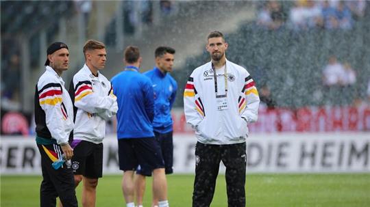 Deutschlands Spieler David Raum (l), Joshua Kimmich (2.v.l) und Robert Andrich (r) besichtigen vor Spielbeginn den Platz im Borussia-Park.