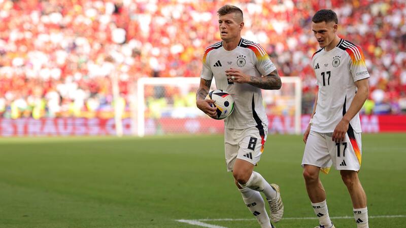 Endstation Viertelfinale: Spanien-Schock stoppt die EM-Party Deutschlands Spieler Toni Kroos (l) und Florian Wirtz bereiten sich auf einen Eckball vor.