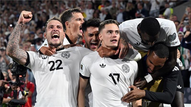 Applaus und Pfiffe: Nagelsmann und die „Hyänen im Busch“ Deutschlands Spieler jubeln nach dem 3:1 von Florian Wirtz (Nr. 17).