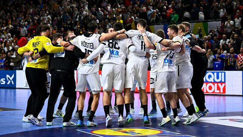 Handballer beißen sich im schwächsten Spiel bisher durch Deutschlands Spieler jubeln nach dem Sieg.