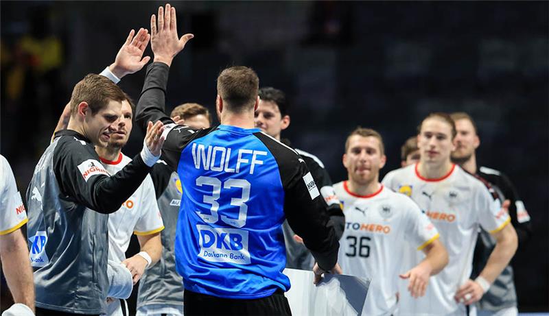 Deutschlands Spieler klatschen ihren Torhüter Andreas Wolff nach dem Sieg ab. Wolff wurde zum Player of the Match gewählt. Foto: Jan Woitas/dpa