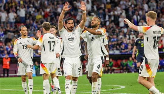 Deutschlands Spieler um Emre Can (M) jubeln nach Cans Treffer zum 5:1.