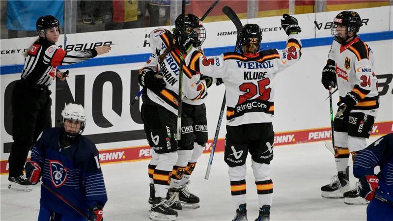 Deutschlands Spielerinnen bejubeln das Führungstor 