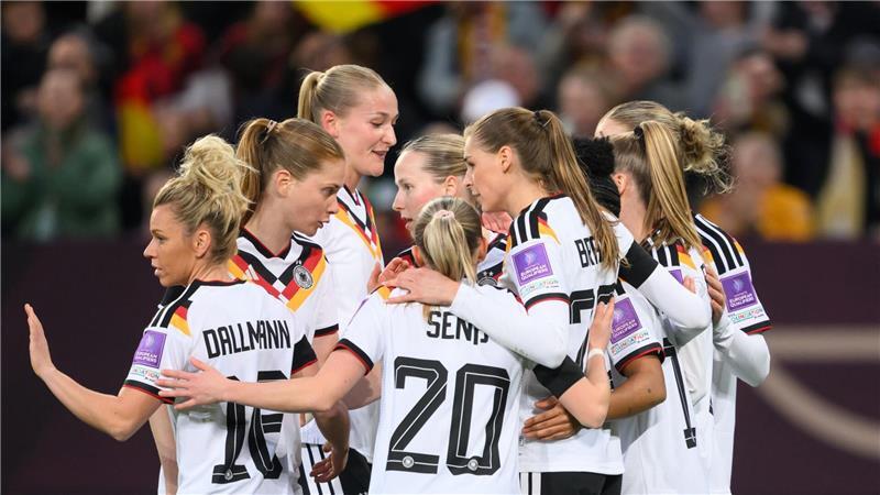 Deutschlands Spielerinnen jubeln nach dem Tor zum 1:0 gegen Slowenien. 