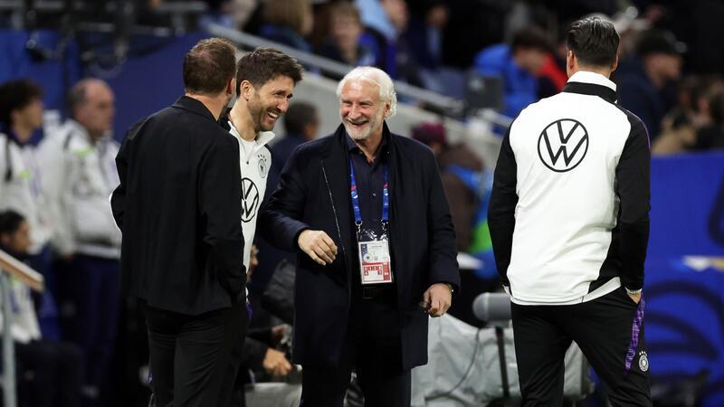 Deutschlands Sportdirektor Rudi Völler (M) und Bundestrainer Julian Nagelsmann (l) lachen vor dem Spiel.