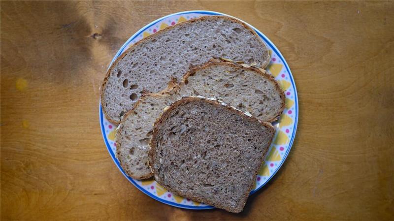 Essen gehen immer teurer: Deutschland isst Stulle Deutschlands Stolz ist die Brotvielfalt - hier zum Beispiel Kürbiskernbrot, Vollkornbrot und Mischbrot. (Symbolbild)