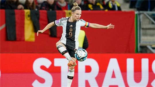 Deutschlands Svenja Huth spielt den Ball.