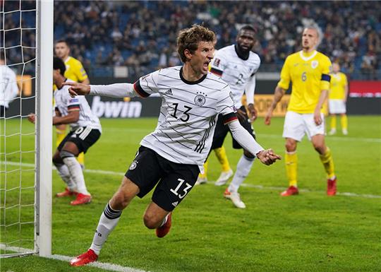 Deutschlands Thomas Müller (M) bejubelt sein Tor zum 2:1. Foto: Marcus Brandt/dpa
