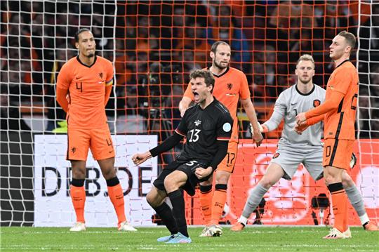 Deutschlands Thomas Müller (M) jubelt nach seinem Treffer zum 0:1. Foto: Federico Gambarini/dpa