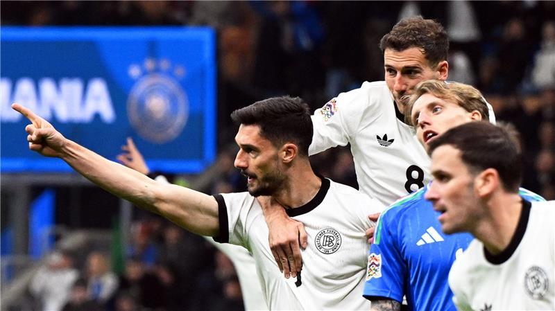Deutschlands Tim Kleindienst (l) jubelt mit den Teamkollegen über seinen Treffer zum 1:1 gegen Italien.