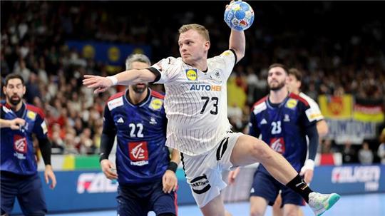 Deutschlands Timo Kastening setzt zum Sprungwurf an.