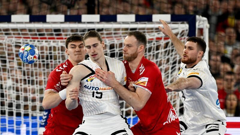 Deutschlands Topscorer Juri Knorr (2.v.l.) wird von zwei Schweizern verteidigt.