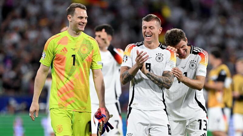 Deutschland erwischt Traum-EM-Start - 5:1 gegen Schottland Deutschlands Torhüter Manuel Neuer (l-r), Toni Kroos und Thomas Müller lachen nach dem 5:1-Sieg.