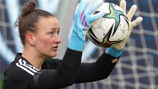 Deutschlands Torhüterin Almuth Schult hält einen Ball beim Abschlusstraining vor dem Spiel gegen Portugal.