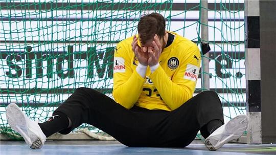 Deutschlands Torwart Andreas Wolff fasst sich ins Gesicht.