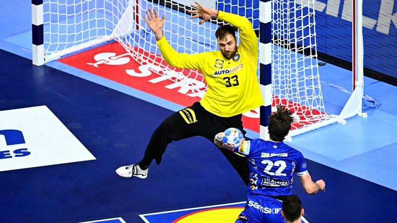 Handballer beißen sich im schwächsten Spiel bisher durch Deutschlands Torwart Andreas Wolff (hinten) versucht den Wurf von Islands Sigvaldi Gudjonsson zu parieren.