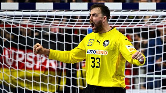 Deutschlands Torwart Andreas Wolff jubelt. 