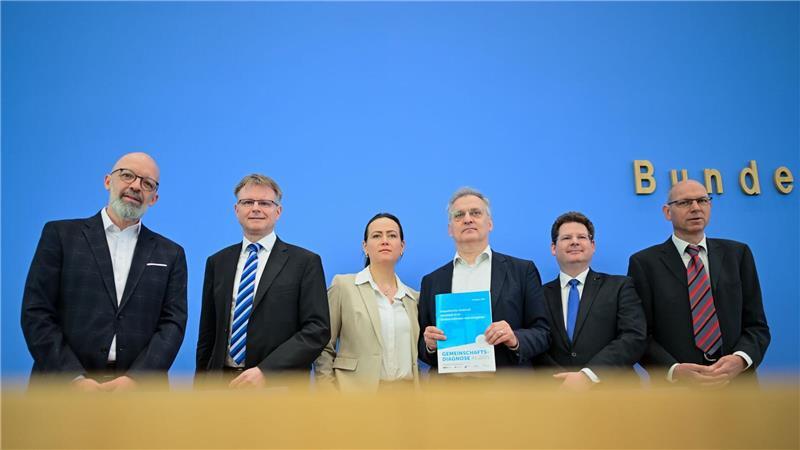 Deutschlands Wirtschaftsprobleme liegen nicht nur in Trumps Zollpolitik - die Fachleute sehen auch noch andere Baustellen.