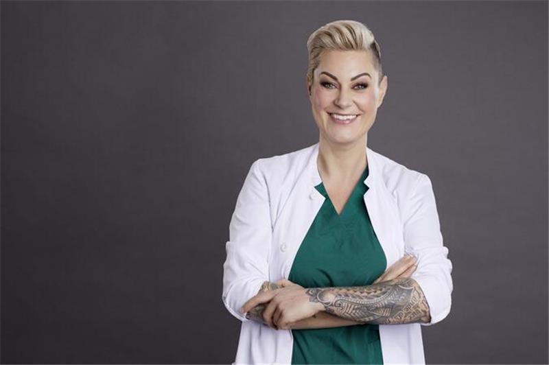 Vorverkaufsstart für die neue Stadeum-Saison Deutschlands bekannteste Notärztin Dr. Carola Holzner alias Doc Caro klärt über Medizin auf.