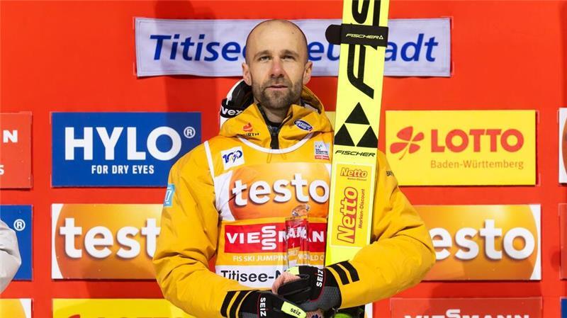 Deutschlands bester Skispringer Paschke genießt die Hymne.