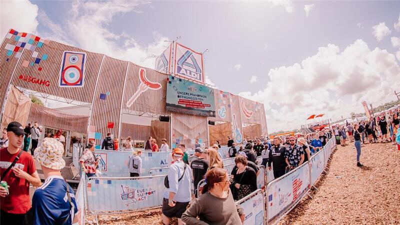 Statt XXL-Aldi: SuperStore soll beim Deichbrand die Besucher versorgen Deutschlands größte Aldi-Filiale sorgte 2023 beim Deichbrand-Festival für schnellen Biernachschub. Dann kam das Aus.
