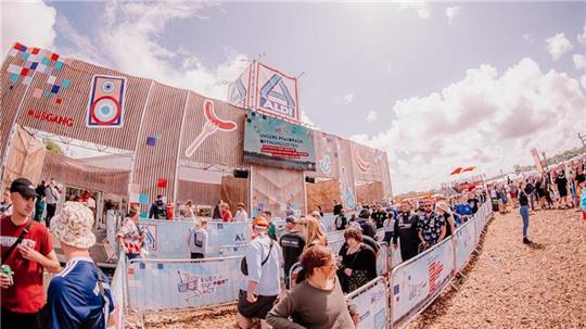 Deutschlands größte Aldi-Filiale sorgte 2023 beim Deichbrand-Festival für schnellen Biernachschub. Dann kam das Aus.