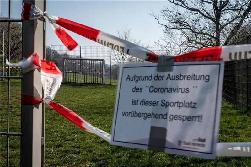 Deutschlandweit sind die Sportplätze gesperrt. Die Fußballer wissen nicht, wie es weitergeht. Der DFB hat den Verbänden nun einen größeren Spielraum gegeben. Foto: dpa