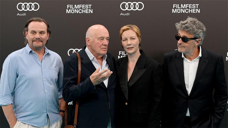 „Vaterland“: Thomas Mann und die Last der Heimat Devid Striesow (l-r), Hanns Zischler, Sandra Hüller und Regisseur Paweł Pawlikowski präsentierten „Vaterland“ nicht nur in Cannes, sondern auch auf dem Filmfest München. (Archivbild)