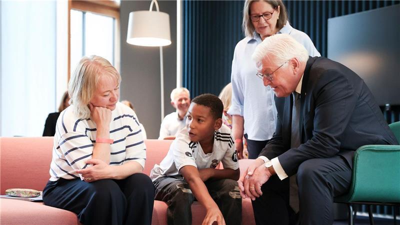 Steinmeier: „Ehrenamt ist Rückgrat unserer Demokratie“ Devin zeigte dem Bundespräsidenten das Wortlernspiel „Doppel-Moppel“.