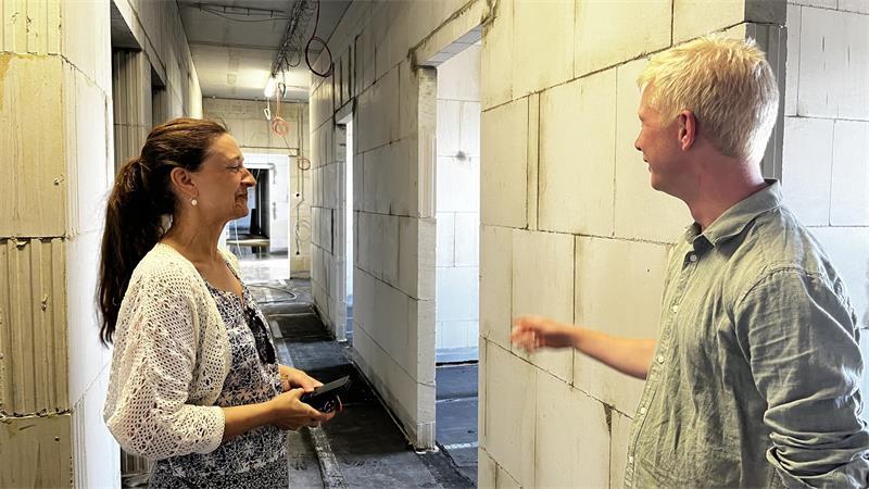 Richtfest-Gespräche: Wer darf wohl in die neue Rettungswache einziehen? Dezernentin Sabine Brodersen lässt sich von Lucas Zyber im Rohbau herumführen.