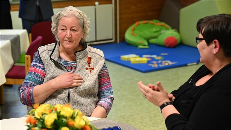Dezernentin Susanne Brahmst händigt der Beckdorferin Hannelore Will das Verdienstkreuz am Bande des Verdienstordens der Bundesrepublik Deutschland aus.