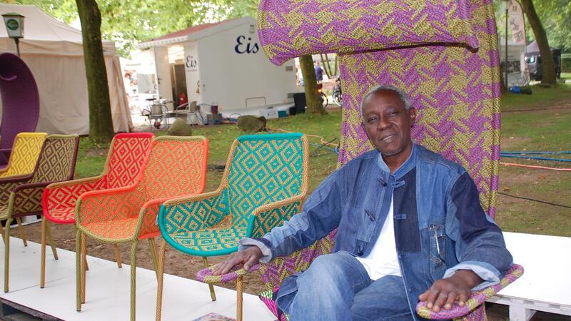 Diabel Faye präsentiert seine wetterfesten Afretna-Gartenmöbel aus dem Senegal