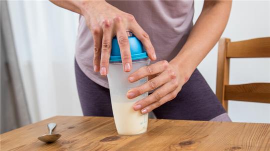 Diät-Shakes sollen beim Abnehmen helfen, können aber auch schädliche Stoffe enthalten.