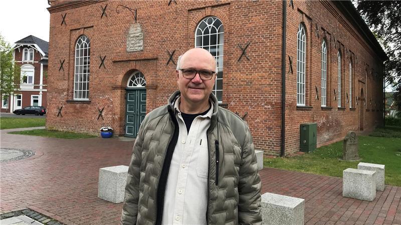 Vom Postboten zum Diakon in Drochtersen: Gott zeigte ihm den Weg Diakon Andreas Cohrs, hier vor der St.-Johannis-und-Catharinen-Kirche in Drochtersen, widmet sich künftig den Senioren in Stade.