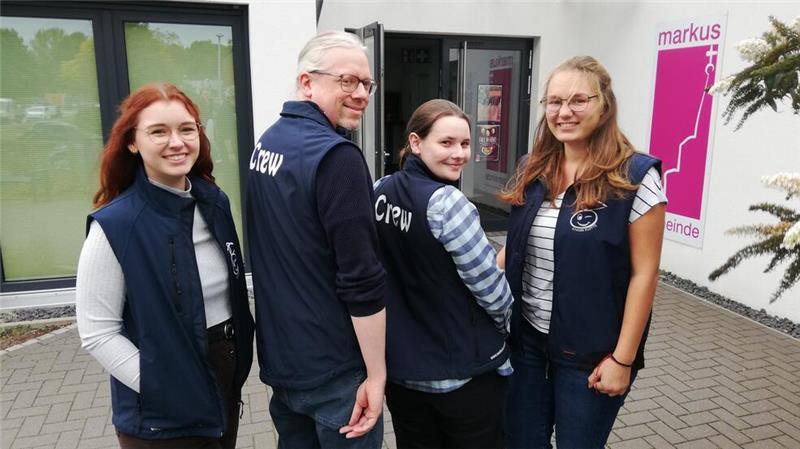 Diakonin Alina Renken (von links), Schulpastor Dr. Domink Wolff sowie die Teamerinnen Janne Wagner und Tessa Burfeind stechen bald mit vielen Konfis in See.