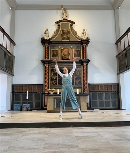 Diakonin Franziska Feldmann lädt Jugendliche und Kinder zum Tanzen in die noch leere Liebfrauenkirche ein.
