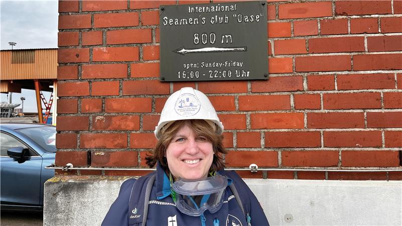 Das Leben der Seeleute: Mit der Seemannsmission an Bord im Stader Hafen Diakonin Kerstin Schefe von der Seemannsmission.