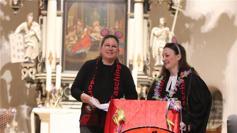 Konfettiregen in der Oldendorfer Kirche: Ein Knaller zum Faschingsauftakt Diakonin Sonja Nass und Pastorin Stephanie Müller halten eine „Büttenpredigt“.