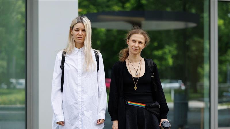 Diana Burkot (l) ist eine Aktivistin des feministischen Kollektivs, zu dem auch Maria Aljochina (r) gehört. (Archivbild) 