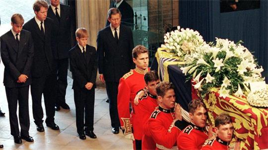 Dianas Beerdigung mit den Prinzen William (l.) und Harry (4.v.l.). (Archivbild)