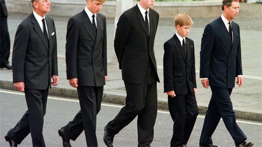 Dianas Bruder Charles Spencer (Mitte) soll sich gegen die Teilnahme der Prinzen William (2. v. l.) und Harry (2. v. r.) ausgesprochen haben. (Archivfoto)