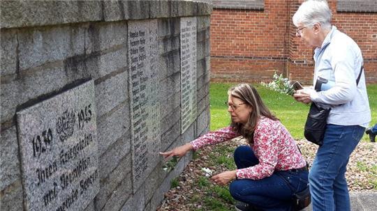 Diane Reynolds mit ihrer Tochter Donna vor dem Ehrenmal in Bevern. Sie besuchte außerdem das Grab des Vaters in Becklingen.