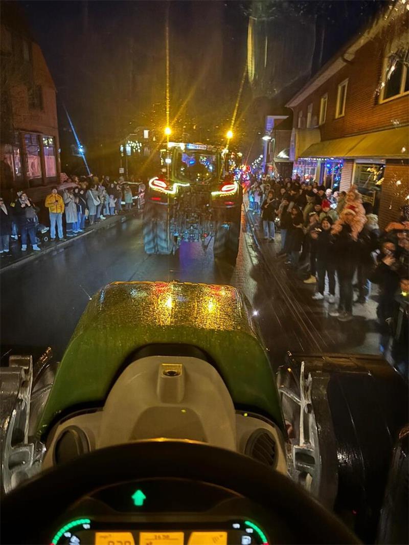 „Stimmung ist Hammer“: 96 Trecker leuchten bei der Lichterfahrt im Kreis Stade Dicht an dicht drängten sich die Zuschauer in Harsefeld am Straßenrand, um die beleuchtete Treckerkolonne zu sehen.