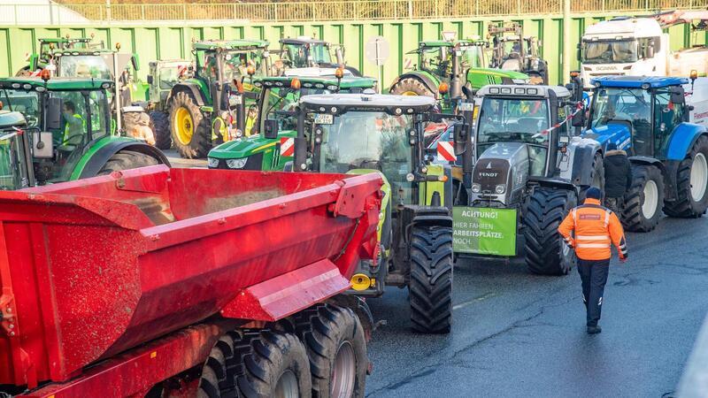 „Das ist Geiselhaft“: Kritik an Hafenblockade durch Bauern-Proteste Dicht an dicht stehen die Trecker am Mittwoch am Zolltor Weddewarden. Im Hafen wächst das Unverständnis, sollte sich dieses Bild am Freitag wiederholen.