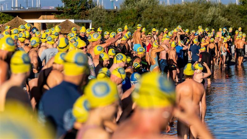 Dicht an dicht stehen in Genf Teilnehmer des Freiwasserschwimm-Event „La Traversée“ am Genfer See.