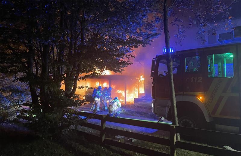 Dicht ein zwei Reihenhäusern sind in Stade-Wiepenkathen am Donnerstagmorgen ein Carport und ein Volvo in Brand geraten.